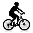Schwarze Silhouette einer Fahrrad fahrenden Frau