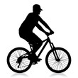Schwarze Silhouette eines Fahrrad fahrenden Mannes