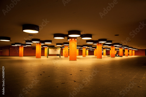 Tiefgarage mit Säulen und Beleuchtung Stock-Foto | Adobe Stock