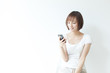 © blanche - スマートフォンを使う女性