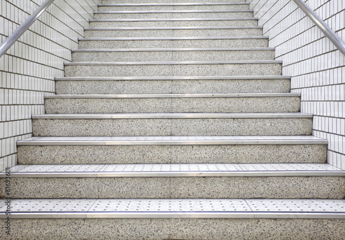 Board z aluminiowym obramowaniem Biały schodowy beton