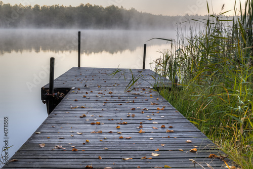 Board z aluminiowym obramowaniem Małe drewniane molo nad jeziorem