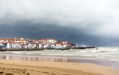 Fototapete - Lekitio village and beach with stormy weather