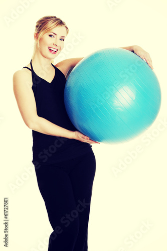 Plakat Młoda dziewczyna z fit ball