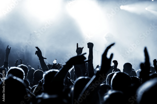 Obraz na płótnie canvas Dopingowanie koncertowiczów na koncercie rockowym