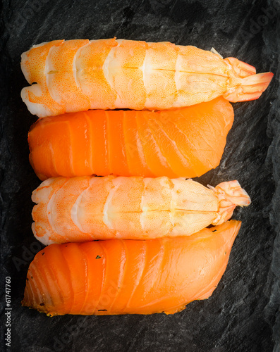 Tapeta ścienna Nigiri sushi z łososiem i krewetkami