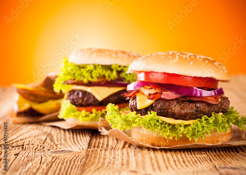 Naklejka samoprzylepna Świeże hamburgery