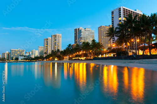 Board z aluminiowym obramowaniem Plaża przy waikiki z budynkami i odbiciami