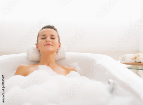 Fotomural Young woman relaxing in bathtub