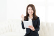© miya227 - タブレットを見る女性　ビジネス