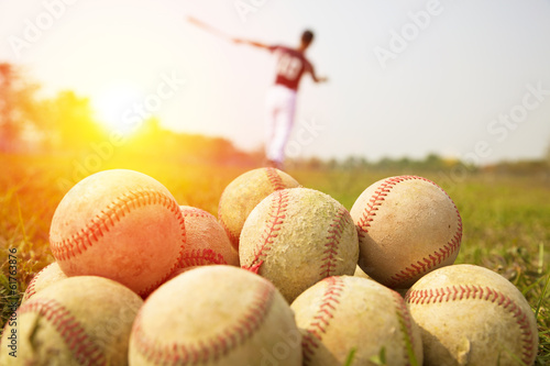 Board z aluminiowym obramowaniem Gracze w baseball ćwiczą machać batem w polu