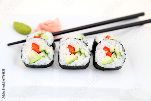 Tapeta ścienna Pyszne futomaki, sushi - japońskie jedzenie