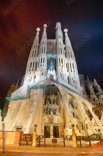 Board z aluminiowym obramowaniem Ekspiacyjny kościół la sagrada familia w barcelona