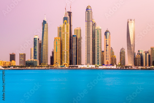 Board z aluminiowym obramowaniem Przystań w Dubaju.