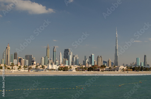 Board z aluminiowym obramowaniem Centrum Dubaju (zjednoczone emiraty arabskie) wieczorem
