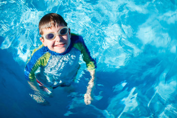 Canvas Print - Boy in swimming pool