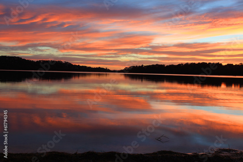 Plakat na papierze fotorealistycznym Wschodzące refleksje na jeziorach narrabeen australia