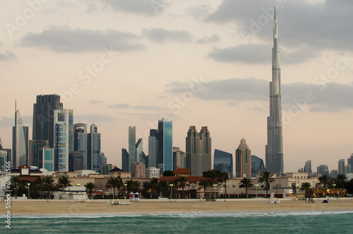 Board z aluminiowym obramowaniem Śródmieście Dubaju (Zjednoczone Emiraty Arabskie). 