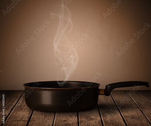 Board z aluminiowym obramowaniem Garnek na starym drewnianym stole