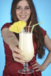 Junge Frau mit einem Pina-Colada im Hurricane-Glas