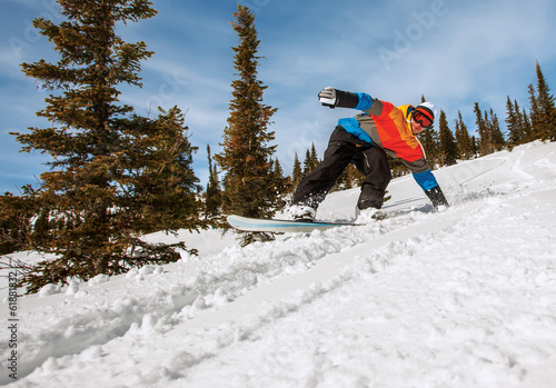 Board z aluminiowym obramowaniem Snowboardzistka robi rzeź strony palców