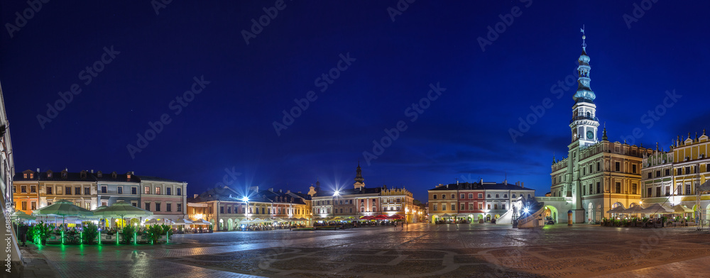 Night panorama of the Old City in Zamosc, Poland. - obrazy, fototapety, plakaty 