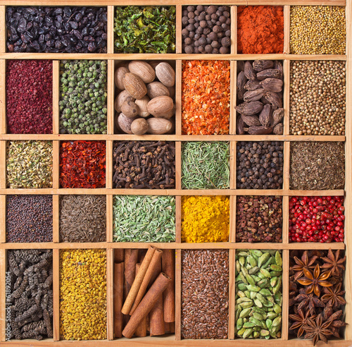 Tapeta ścienna na wymiar wooden box with spices and herbs