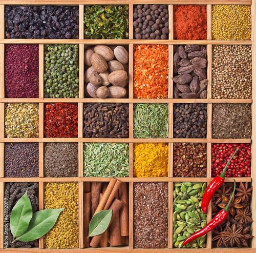 Naklejka - mata magnetyczna na lodówkę wooden box with spices and herbs