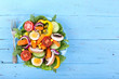 gemischter Fitness-Salat auf blauen Untergrund