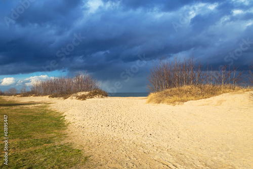 Naklejka samoprzylepna Morze Bałtyckie plaża z burzowymi chmurami, Polska