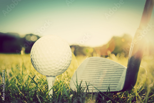 Obraz na płótnie canvas czteroczęściowy "tetraptyk" Gra w golfa, piłkę na tee i klub golfowy. 