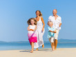 © Rawpixel.com - Family Running on the Beach