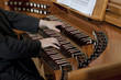 Hände auf der Orgeltastatur im Benediktinerkloster Beuron, Deutschland