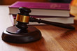 © Volker Witt - Richterhammer auf hölzernem Tisch.