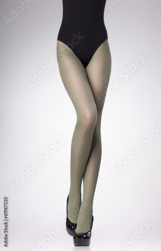 Tapeta ścienna Pończochy na nogi sexy kobieta na białym tle na szaro