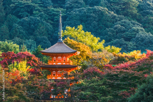 Naklejka samoprzylepna Trzypiętrowa pagoda w świątyni taisan-ji w Kioto