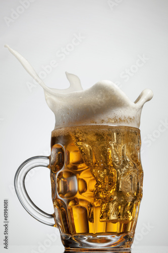 Naklejka - mata magnetyczna na lodówkę Beer splash in glass isolated on white