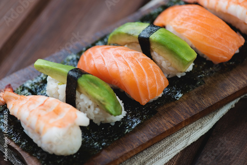 Tapeta ścienna Sushi z łososiem, krewetkami i awokado, szczelnie-do góry