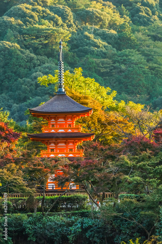 Naklejka samoprzylepna Trzypiętrowa pagoda w świątyni taisan-ji w Kioto