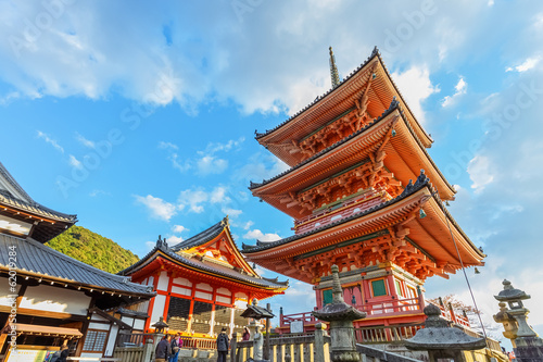 Naklejka samoprzylepna Trzypiętrowa pagoda w kiyomizu-dera w Kioto