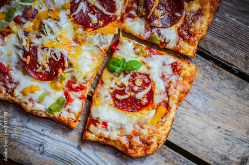 Board z aluminiowym obramowaniem Plac pizzy pepperoni na rustykalne drewniane tła