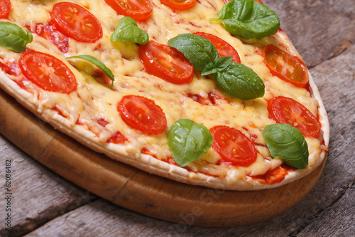 Board z aluminiowym obramowaniem Neapolitańska pizza margarita na starym drewnianym stole