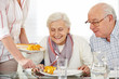 canvas print picture - Senioren essen Lunch im Pflegeheim