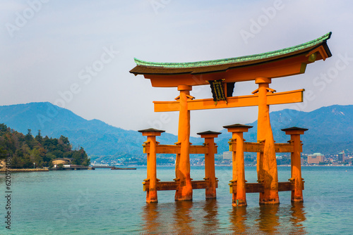 Naklejka samoprzylepna Czerwona brama znajduje się w morzu na miyajima island hiroshima, japonia