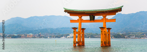 Naklejka samoprzylepna Czerwona brama znajduje się w morzu na miyajima island hiroshima, japonia