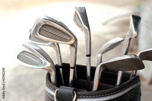 Obraz na płótnie canvas trzyczęściowy "tryptyk" Metalowe kije golfowe w torbie
