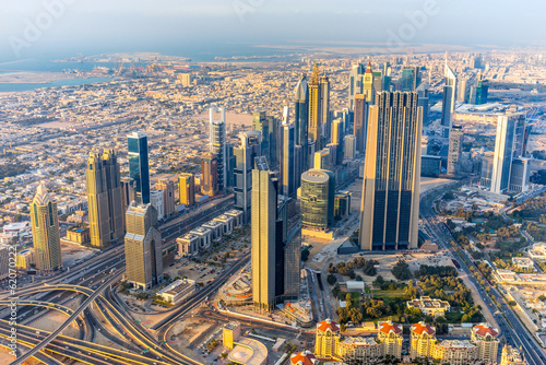 Board z aluminiowym obramowaniem Panoramę Dubaju o zmierzchu