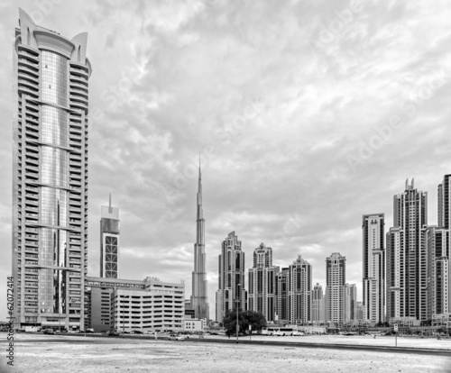 Board z aluminiowym obramowaniem Panoramę Dubaju w czerni i bieli