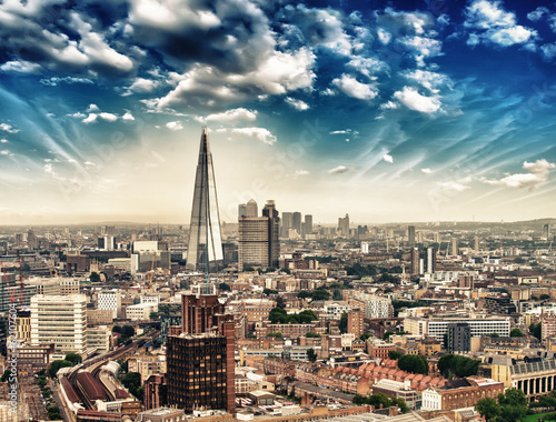 Dekoracja na wymiar  londyn-panorami-widok-z-lotu-ptaka-na-panorame-miasta-o-zmierzchu