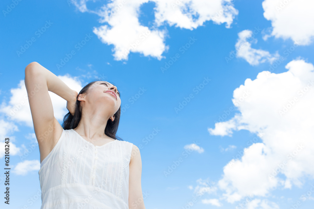 空を見上げる女性 Stock Photo | Adobe Stock